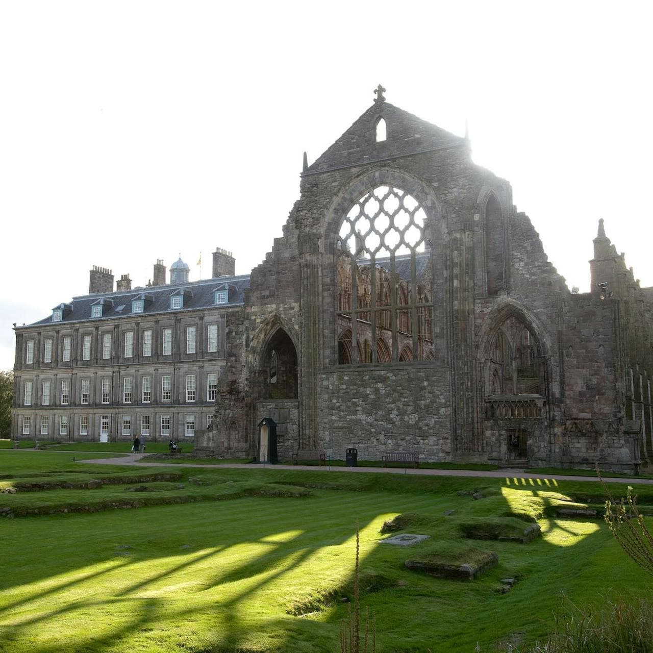 Entrada al Palacio de Holyroodhouse - imagen principal