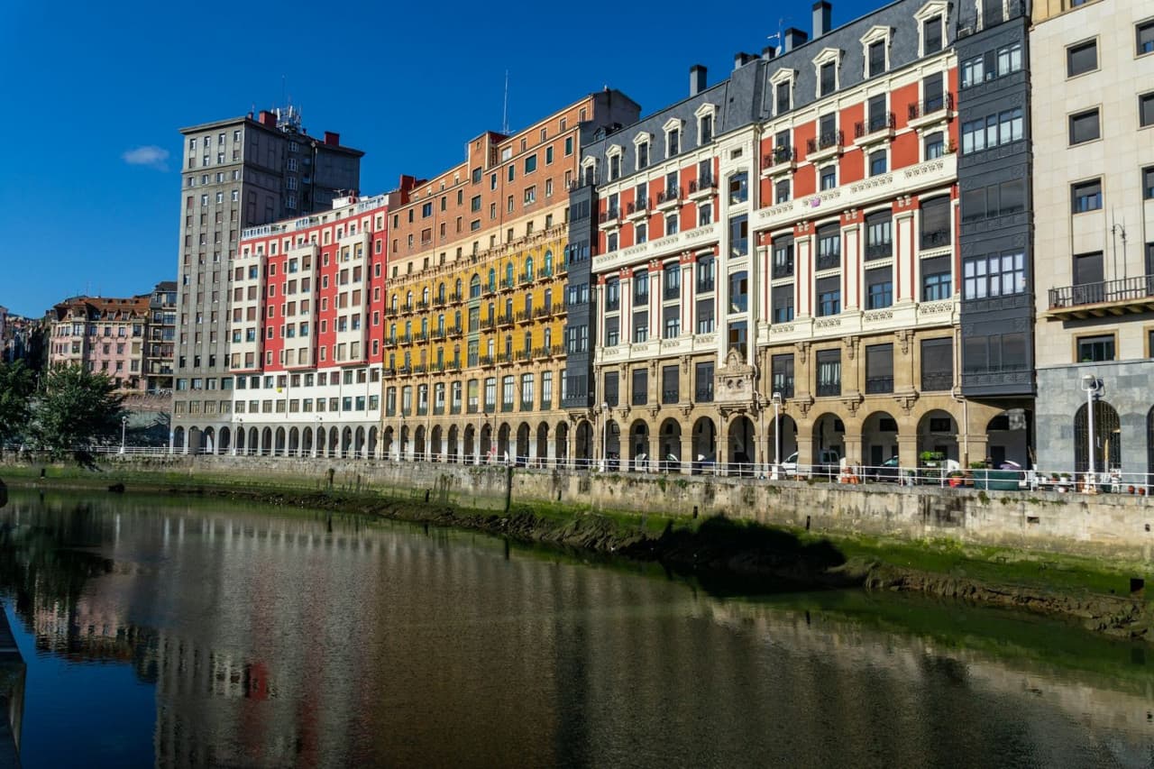 Guggenheim Museum Bilbao Ticket with Artistic City Self-Guided Audio Tour - image 2