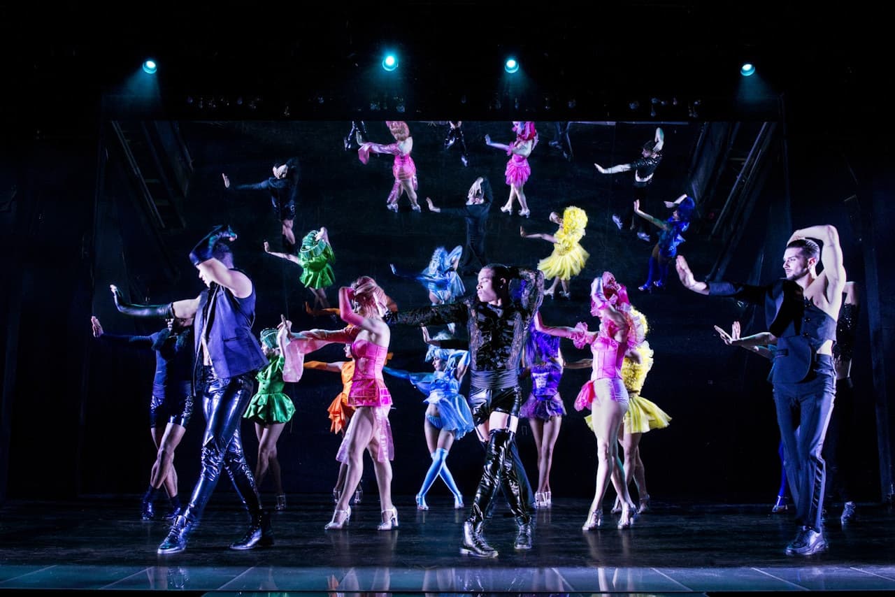 Paradis Latin Cabaret Night Show - image 2