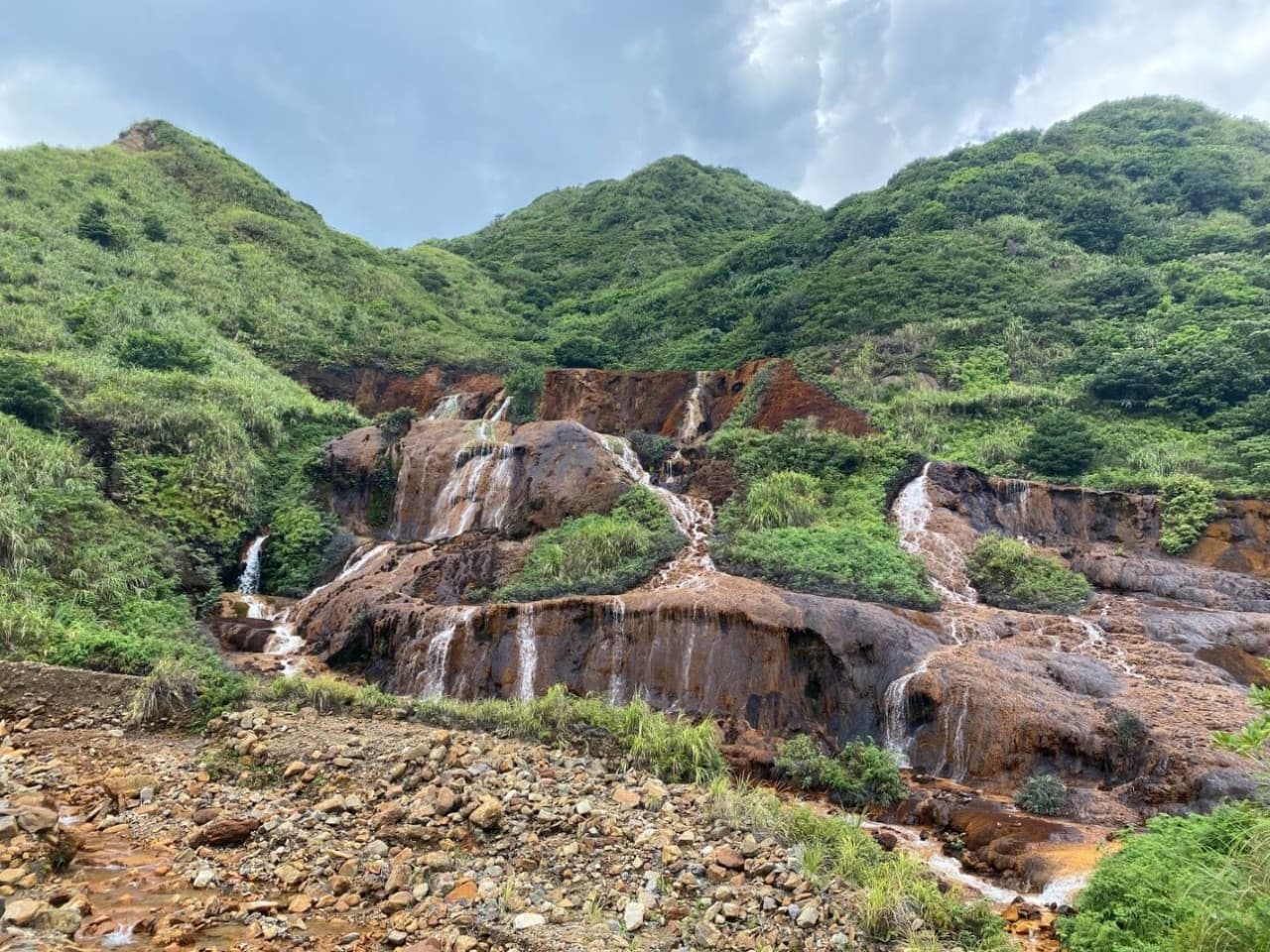 Jiufen Night Tour from Taipei: Jiufen Old Street, ShueiNanDong Golden Waterfall, Baoshishan Lookout - image 5