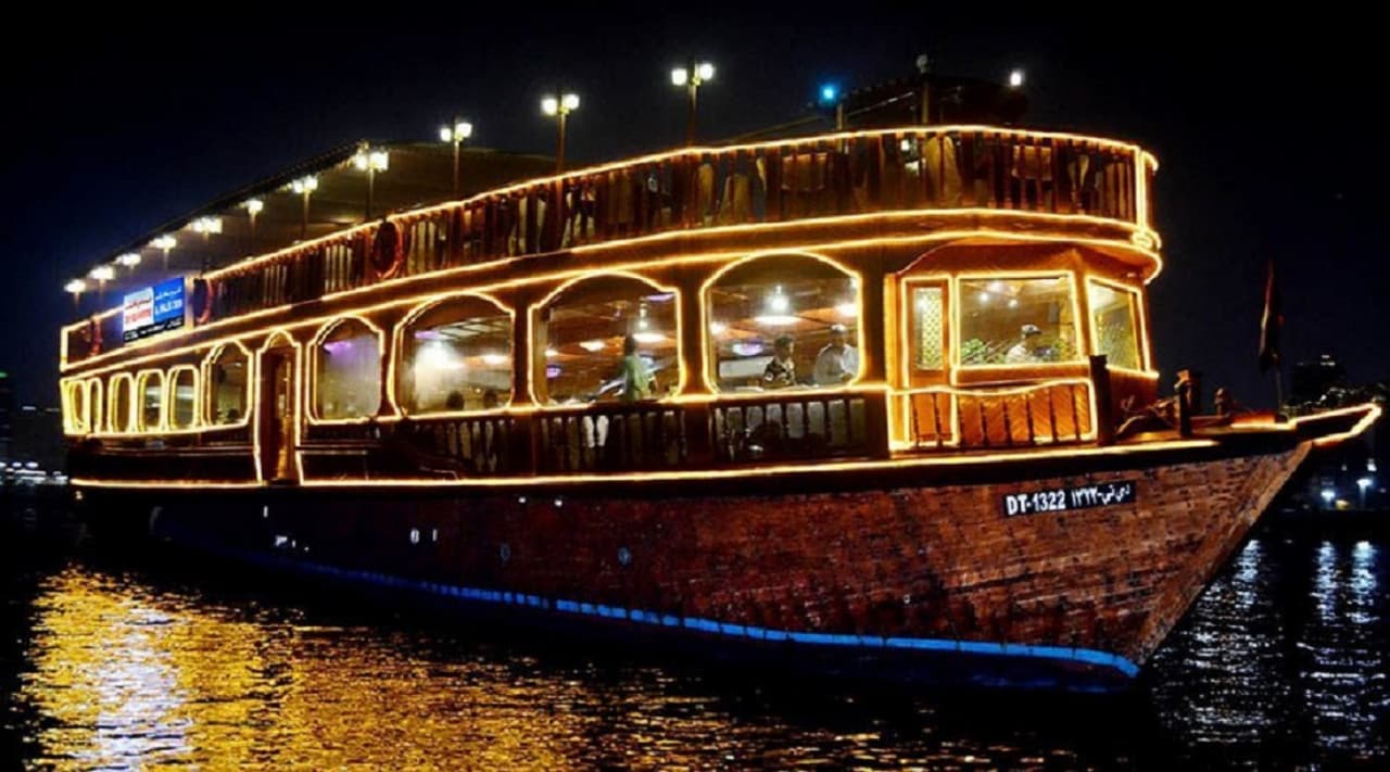 Crucero en dhow por Dubái con cena y entretenimiento en vivo - imagen principal