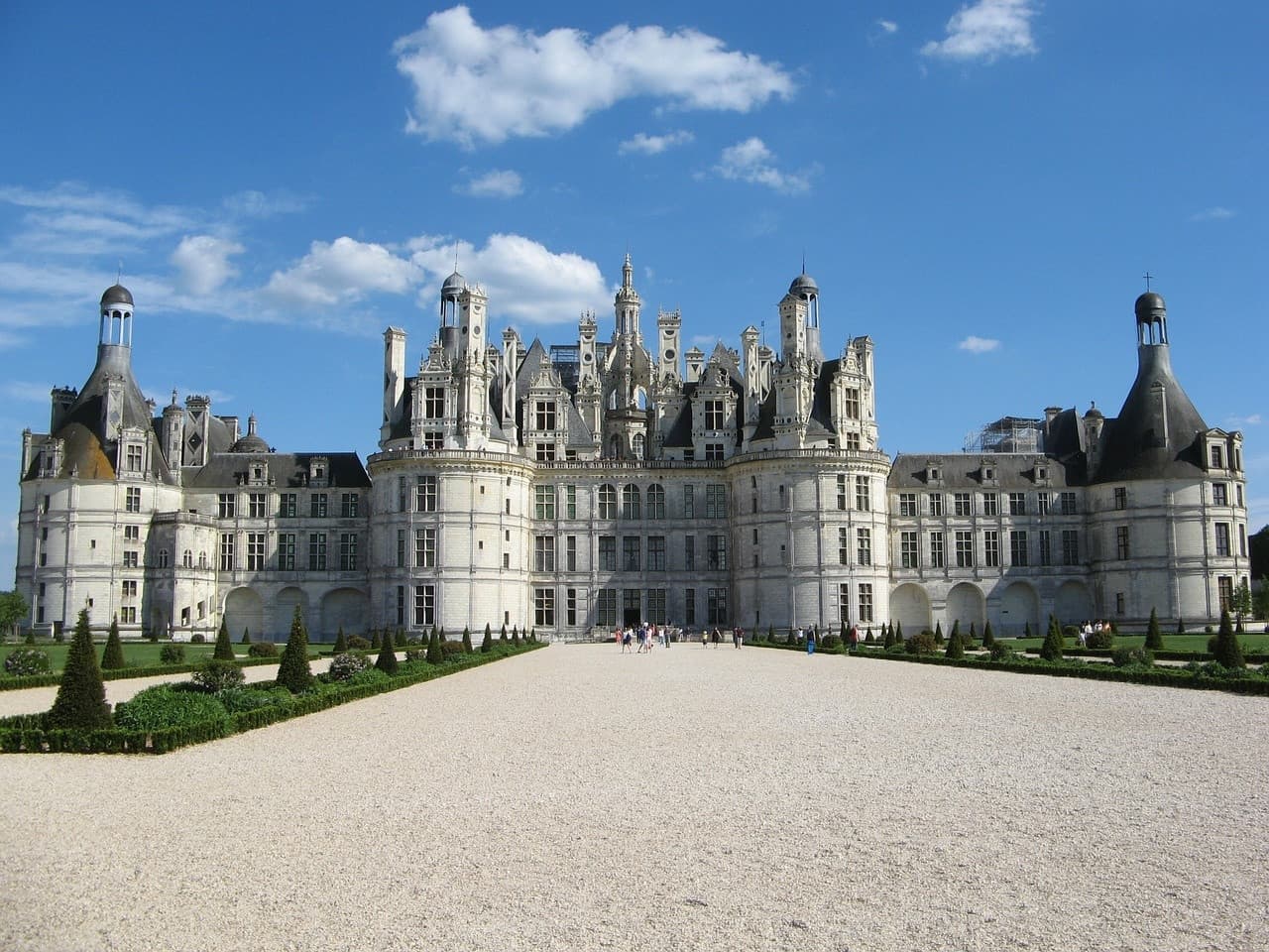 Loire Valley Tour from Paris: Chambord, Chenonceau, and Cheverny Castles - image 13