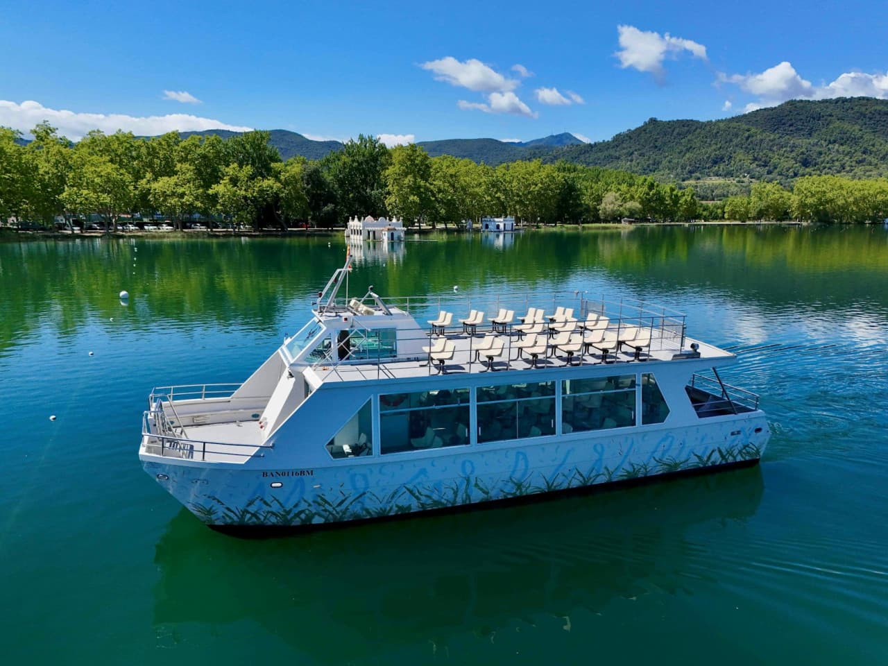 Girona: tour en barco por el lago de Banyoles - imagen principal
