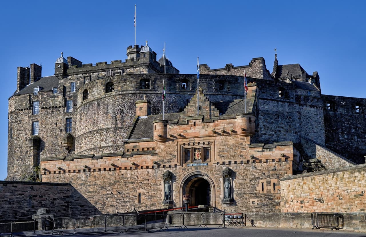 Edinburgh Castle Guided Tour with English-Speaking Guide & Entry - image 2