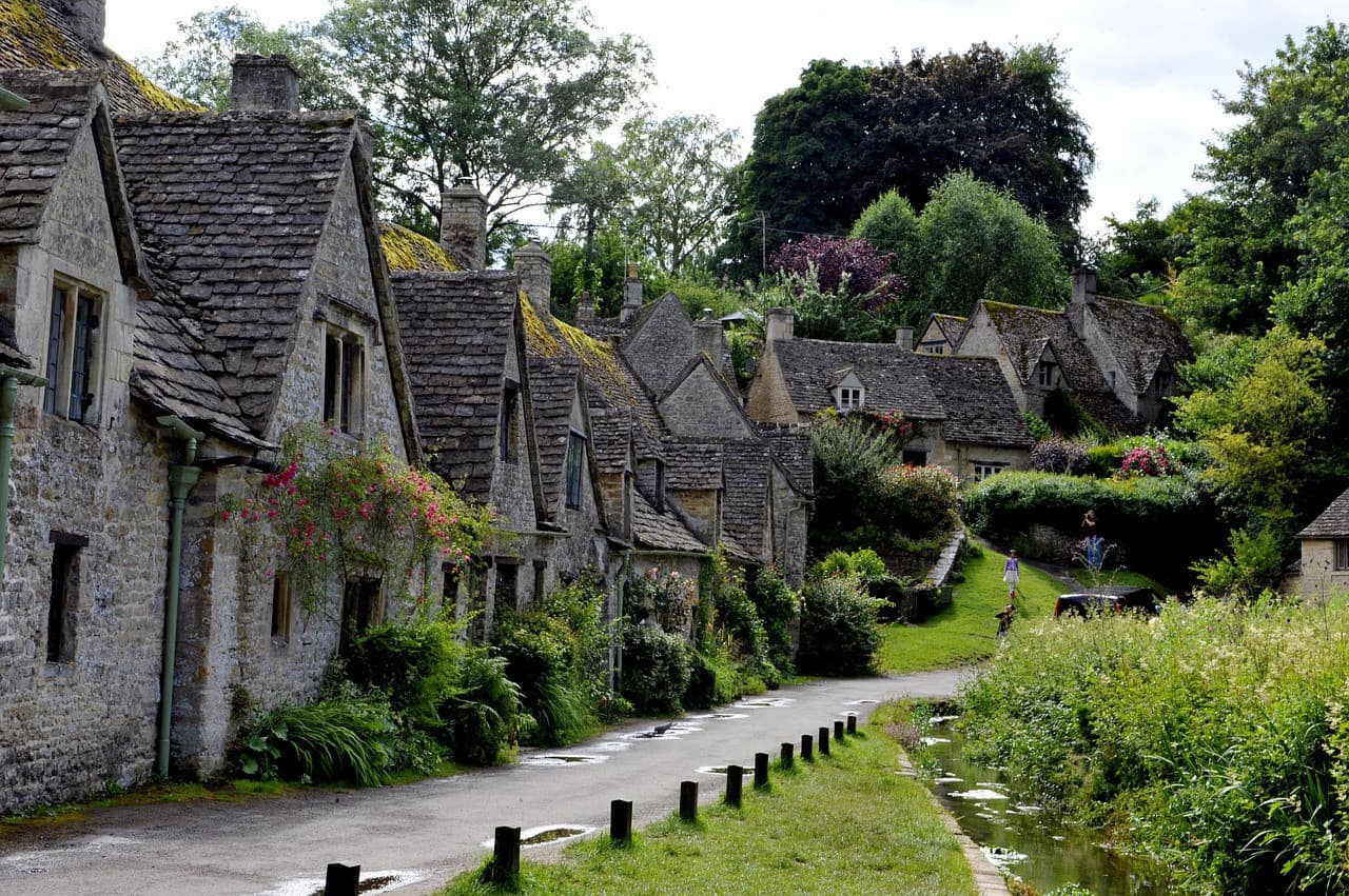 England In One Day: Stonehenge, Bath, Stratford and The Cotswolds Tour - image 2