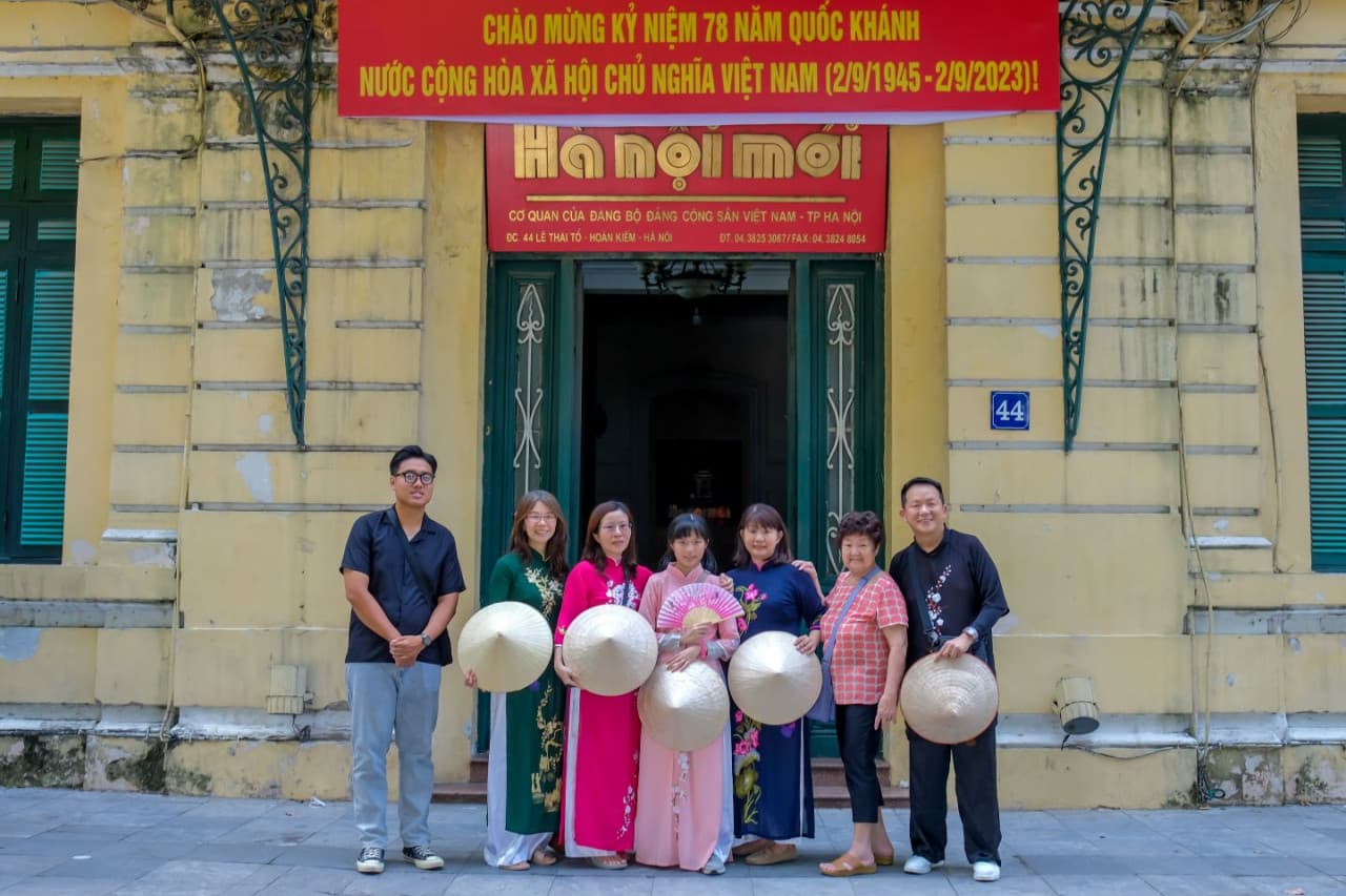 Hanoi Instagram Tour: Ceramic Mosaic Mural, Sword Lake, Long Bien Bridge - image 5