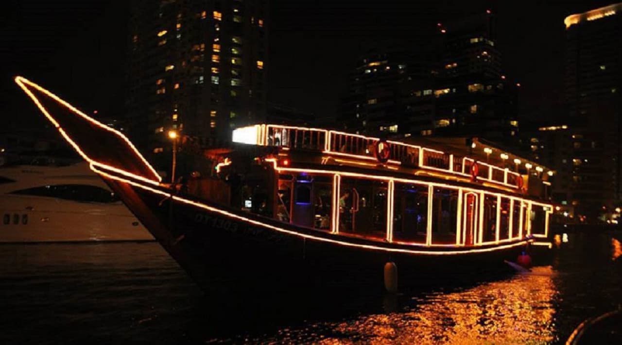 Crucero en dhow por Dubái con cena y entretenimiento en vivo - imagen 4