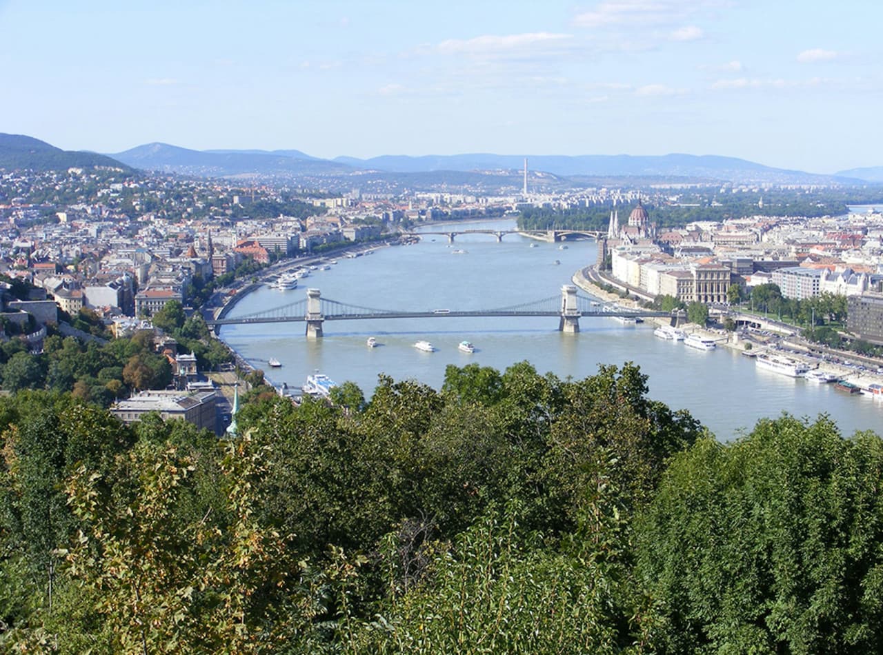 Budapest: Castle District & Hungarian Parliament Guided Tour + Transport - image 2