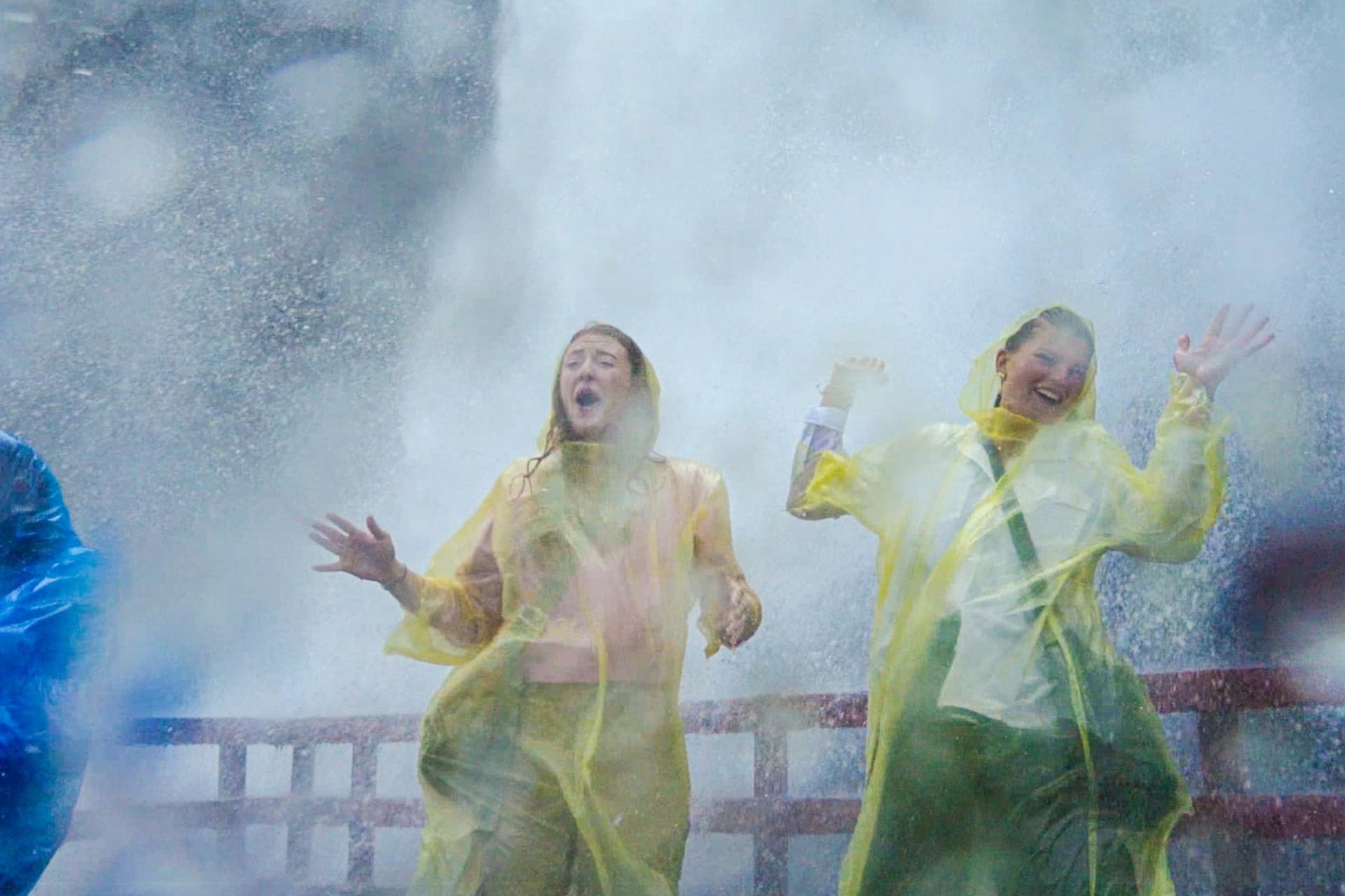 Niagara Falls US: Maid of the Mist Cruise + Cave of the Winds + Small Group Tour - image 2