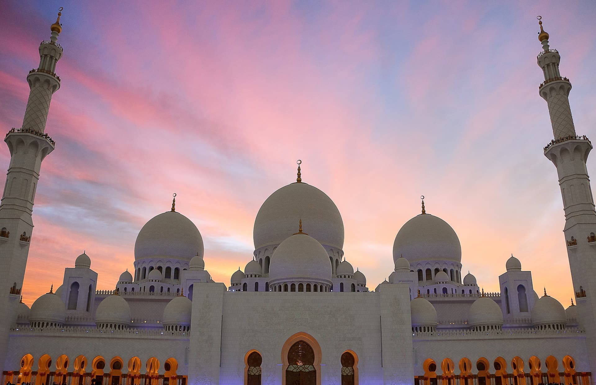 Abu Dhabi Mosque and Warner Bros Tour from Dubai - main image