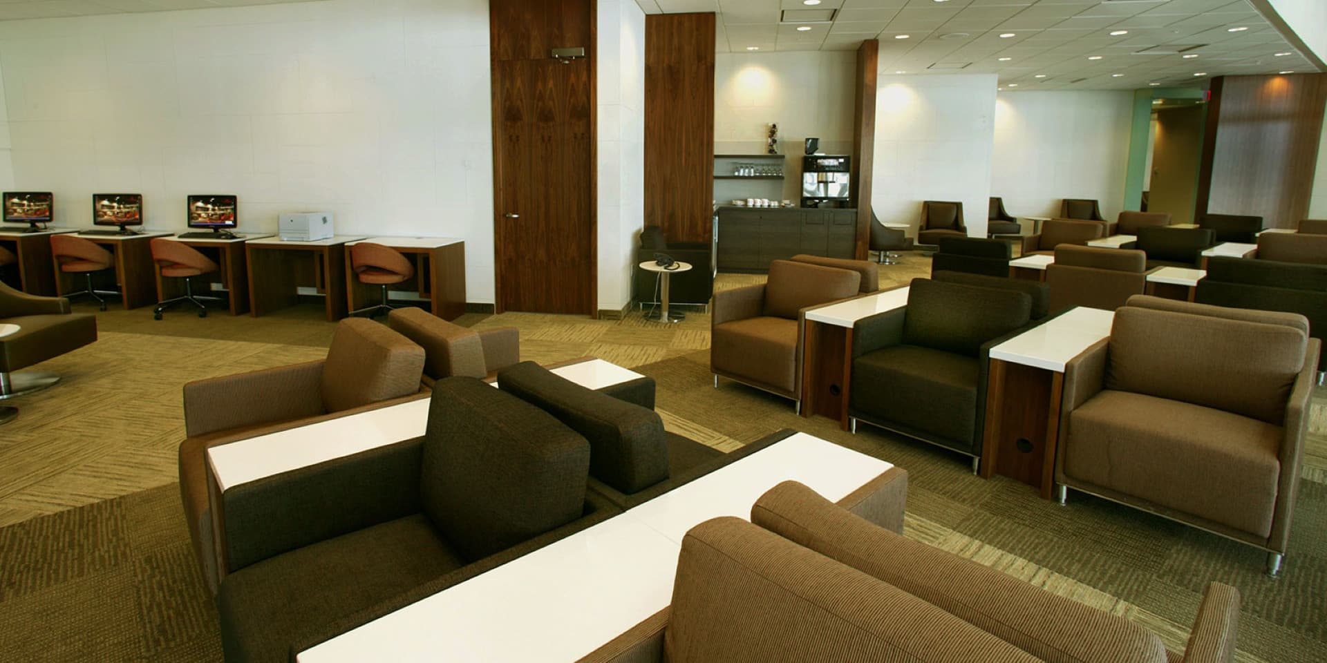 Plaza Premium Lounge - Toronto Pearson International Airport Terminal 1 - image 8