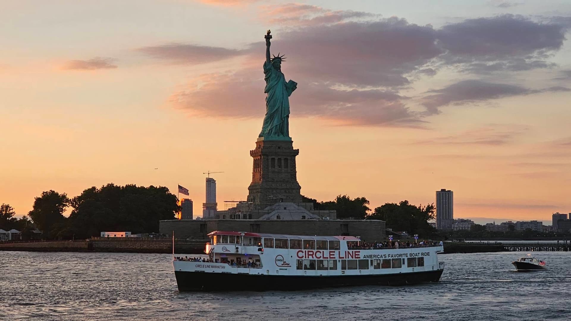 Circle Line "NYC Harbor Lights" Evening Cruise (2 hours): Reserved Straight-to-Board Ticket - image 2