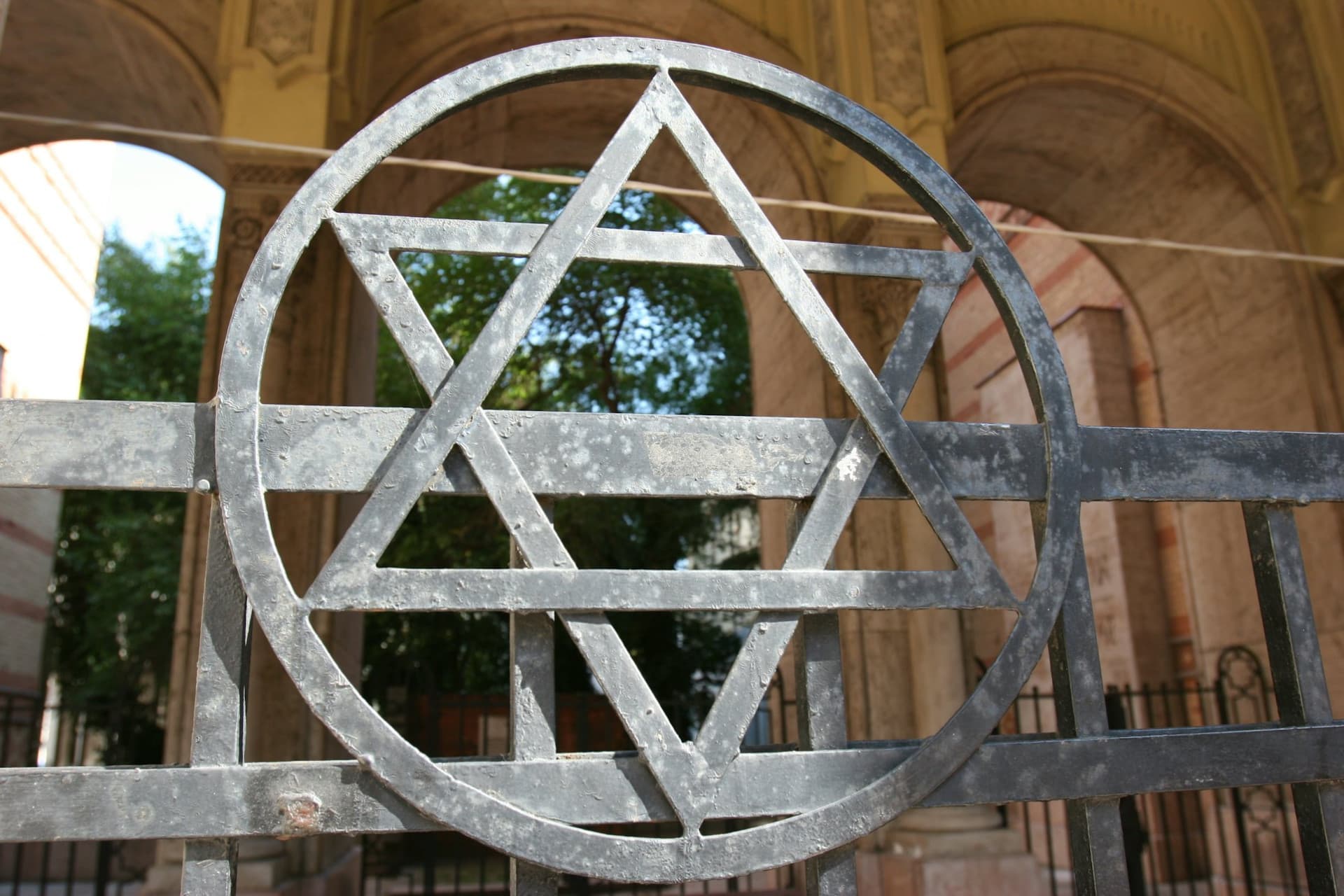 Great Synagogue Ticket + Jewish Quarter Guided Tour - image 3