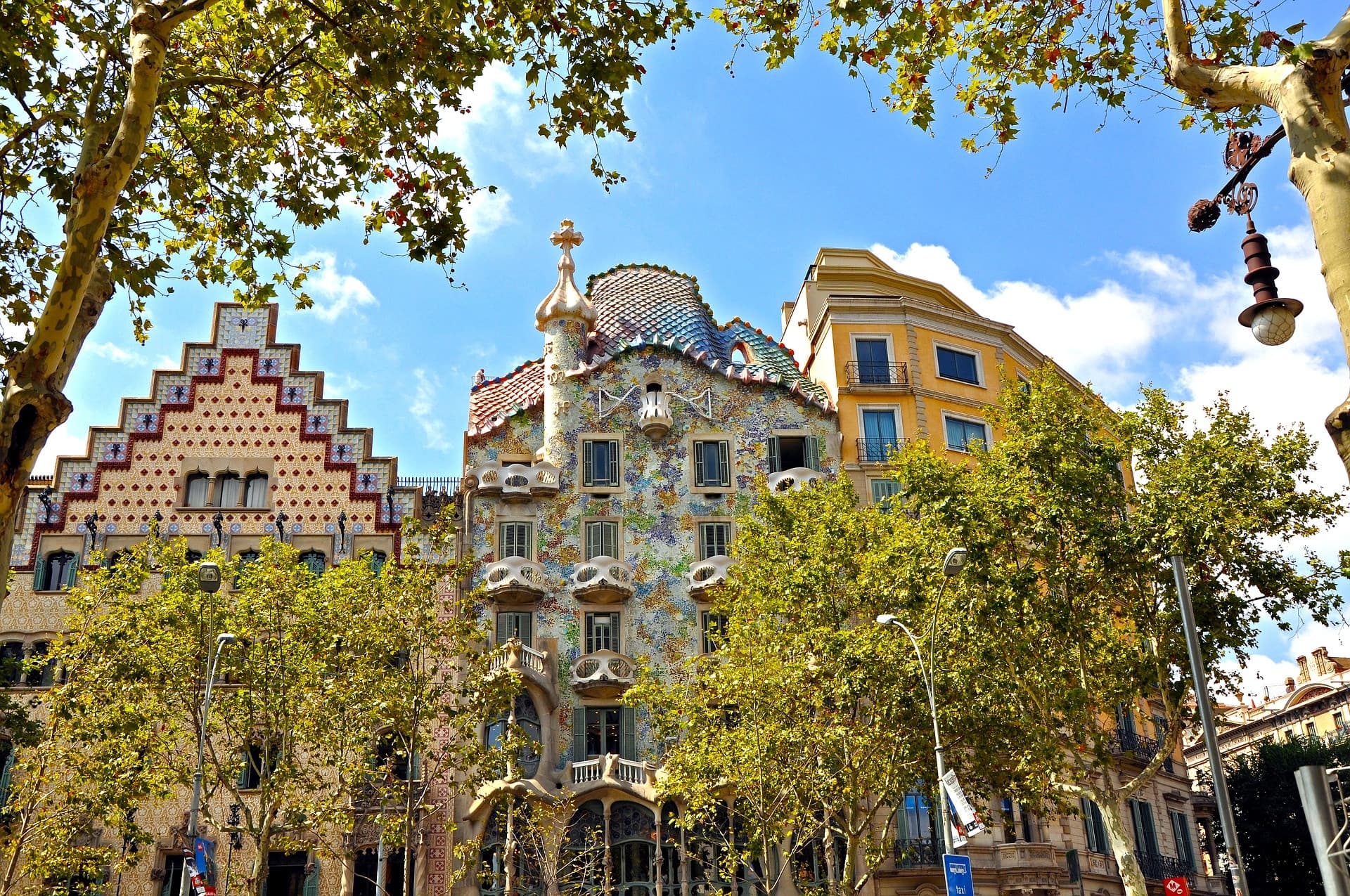 Barcelona Highlights: Sagrada Familia and Gaudi Houses Guided Tour in English, Mandarin, Korean - image 4