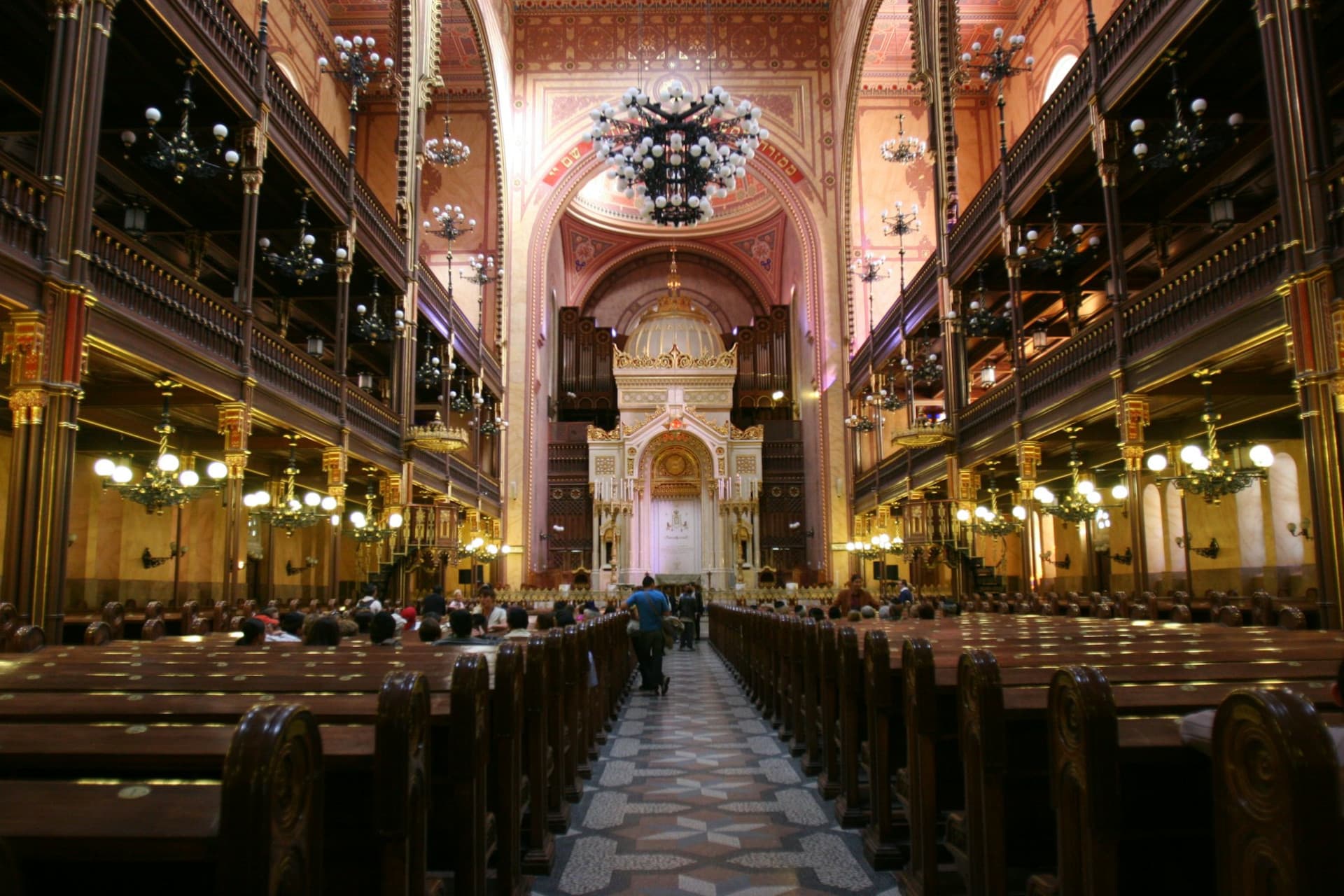 Great Synagogue Ticket + Jewish Quarter Guided Tour - image 2