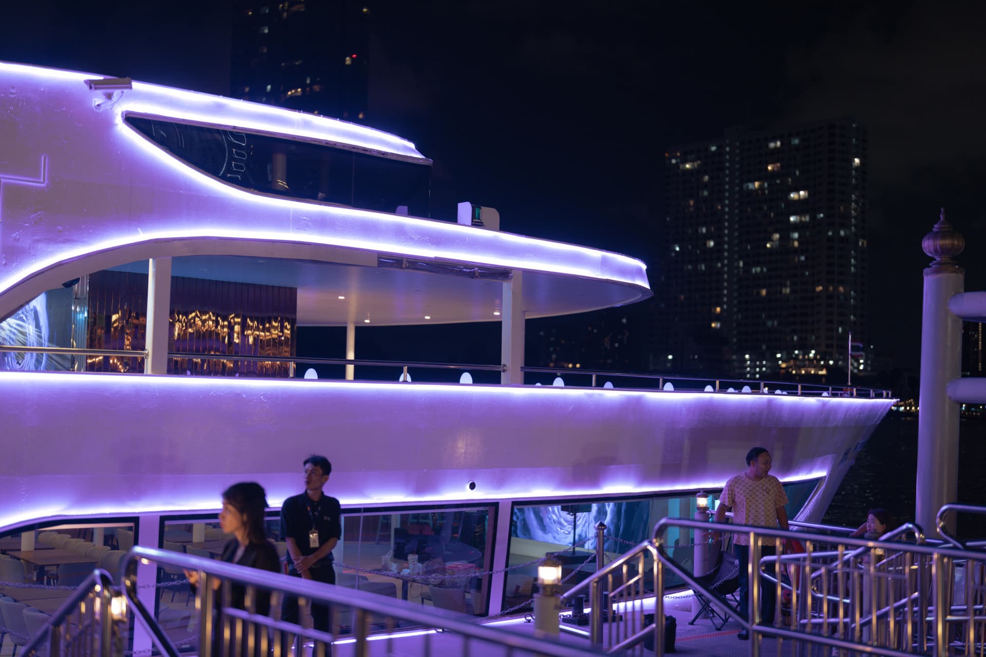 Crucero con cena por el río Chao Phraya a bordo de The Planet Cruise - imagen 11