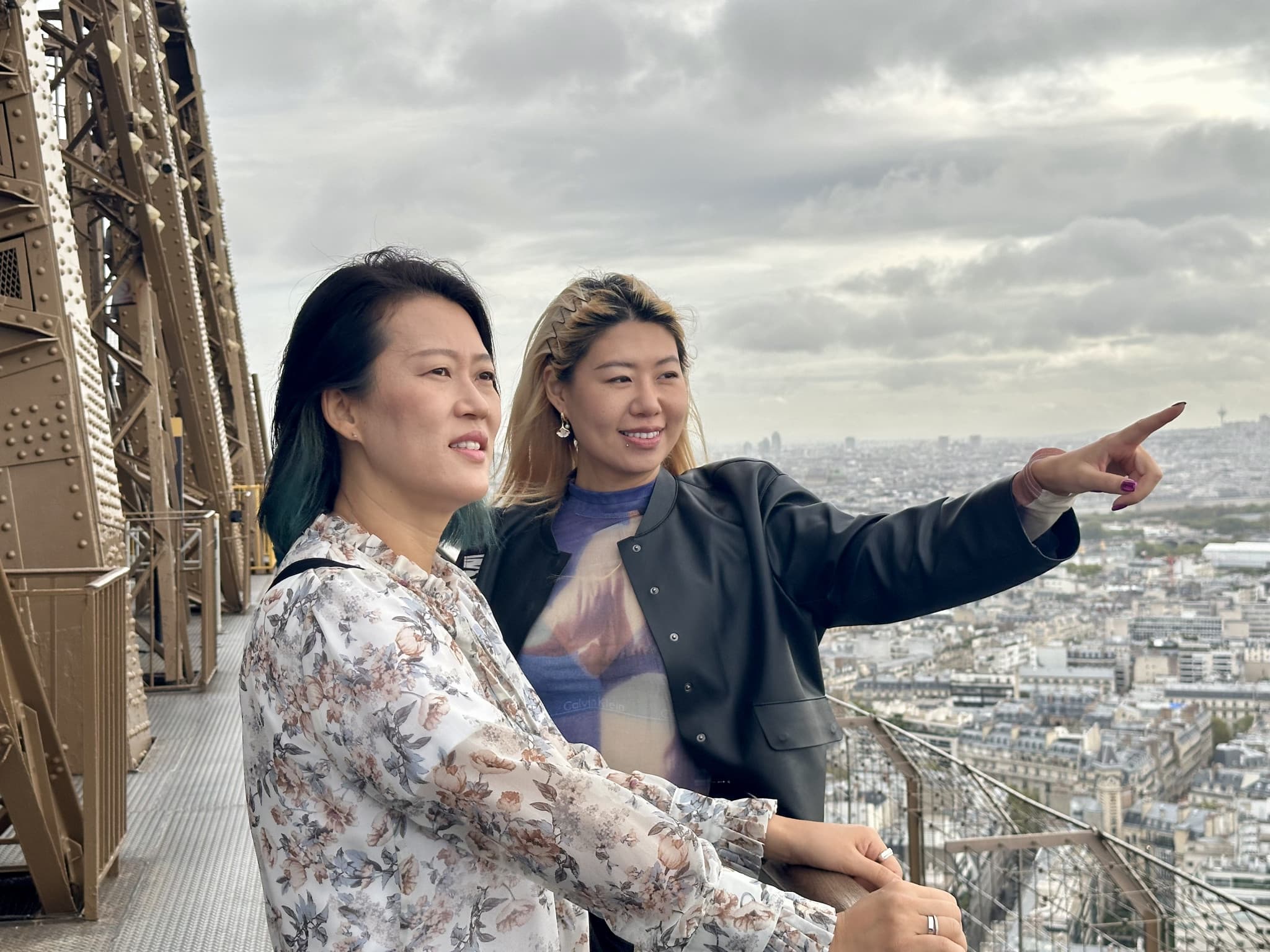 Eiffel Tower Guided Tour With Summit Entry + Seine River Cruise - image 3