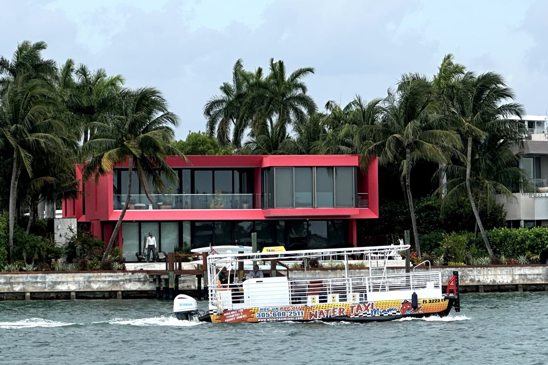 Water Taxi between Bayside Marketplace & South Beach - main image