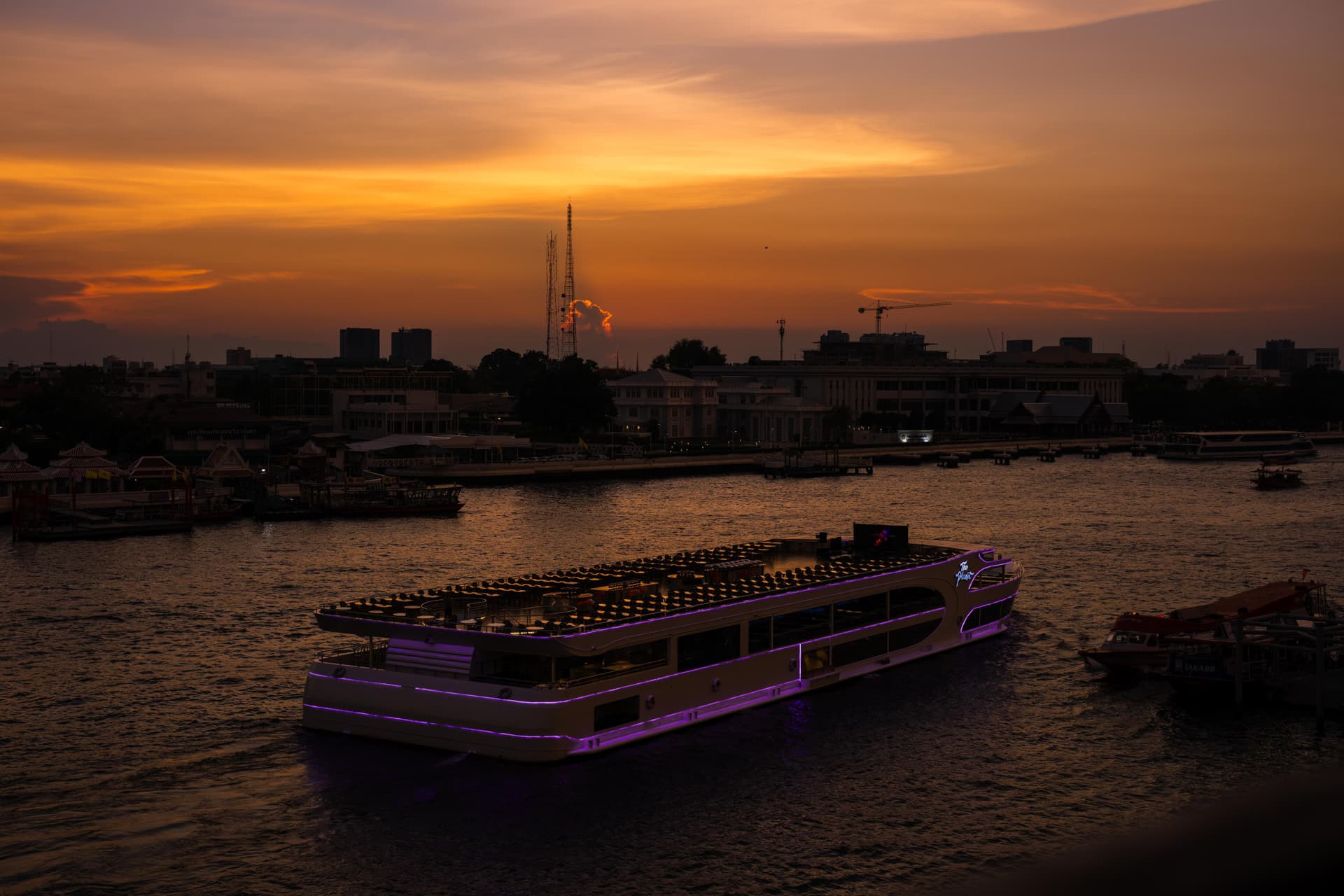 Crucero con cena por el río Chao Phraya a bordo de The Planet Cruise - imagen 4