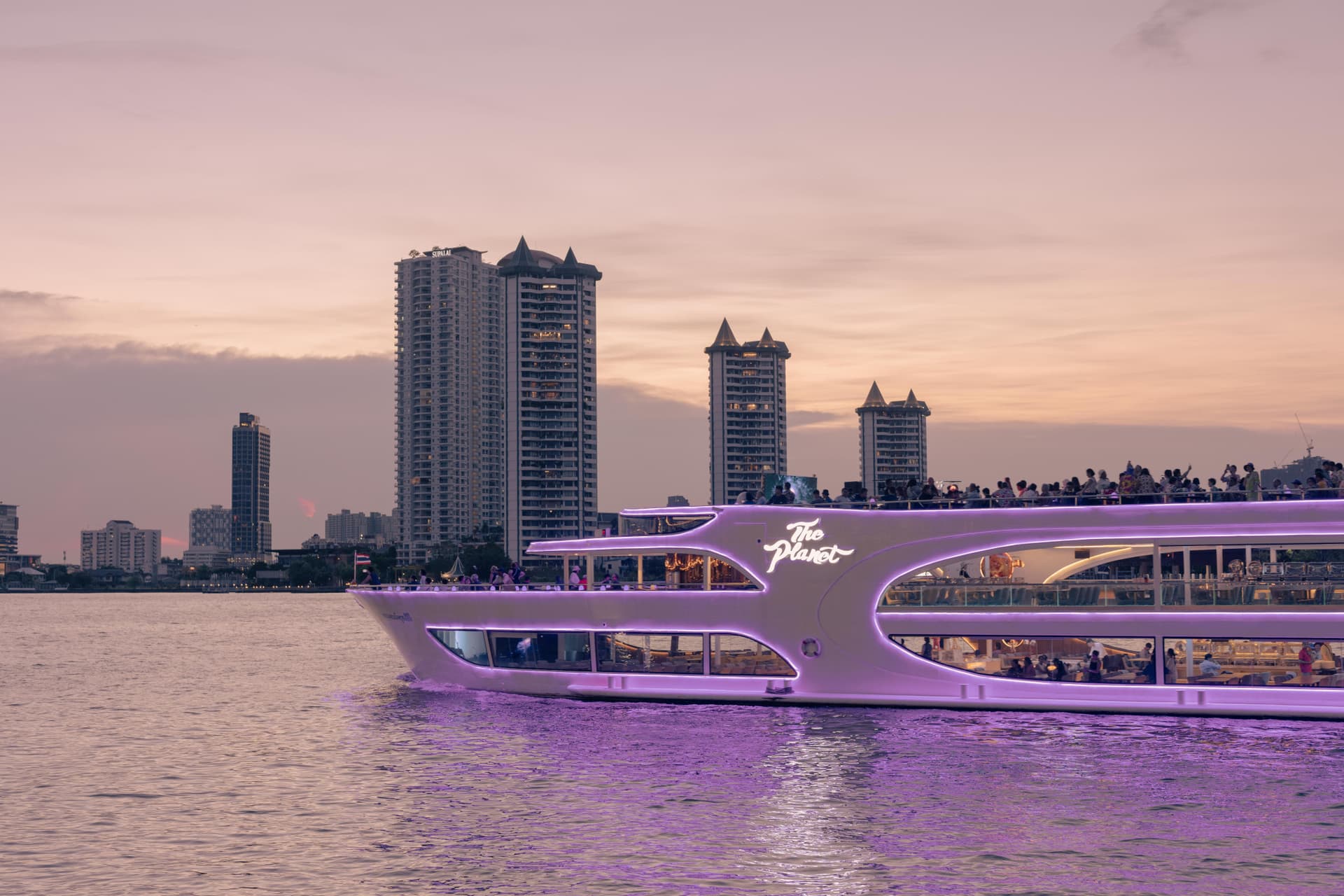 Crucero con cena por el río Chao Phraya a bordo de The Planet Cruise - imagen 3