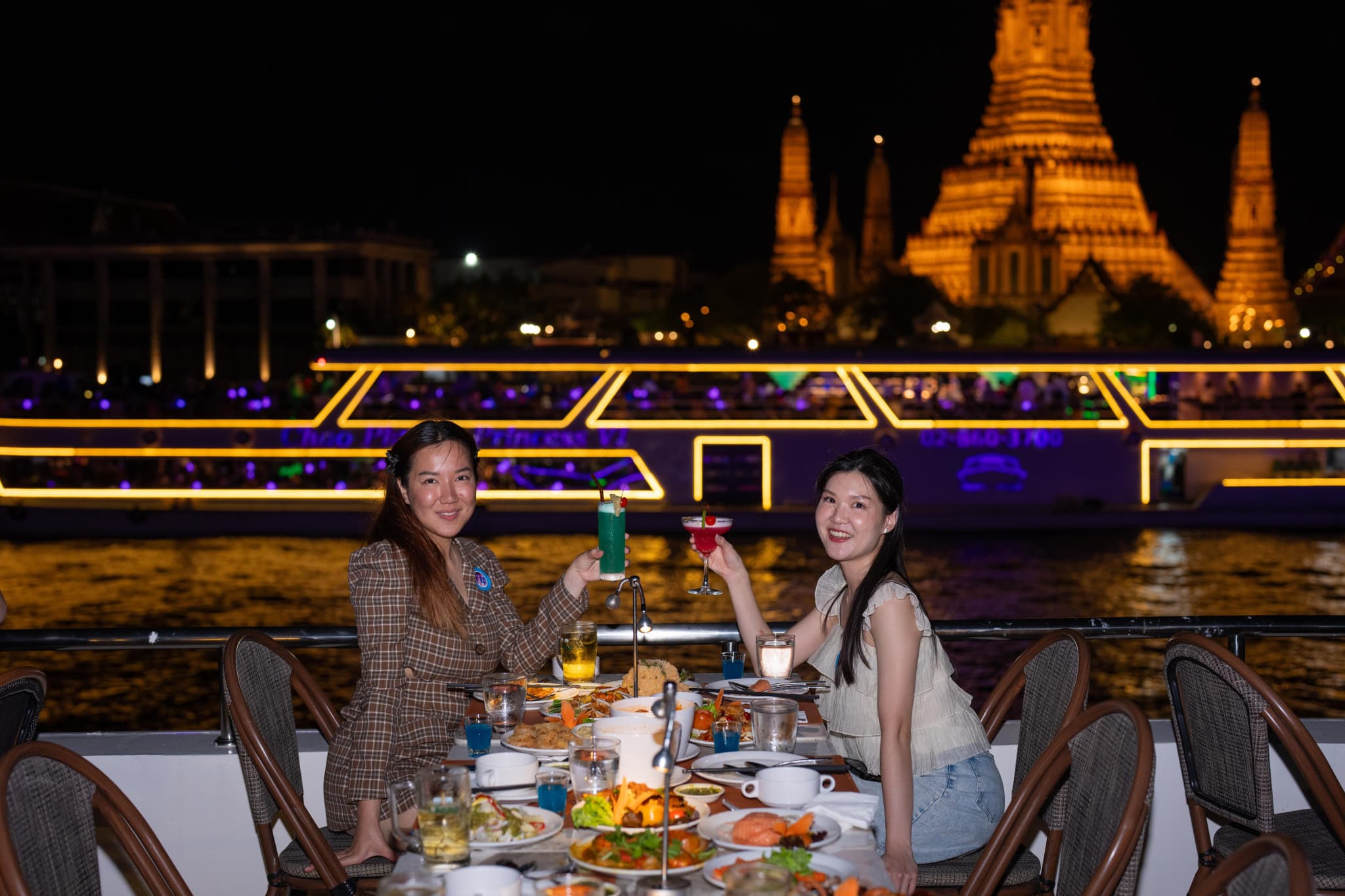Chao Phraya River Dinner Cruise aboard The Planet Cruise - image 9