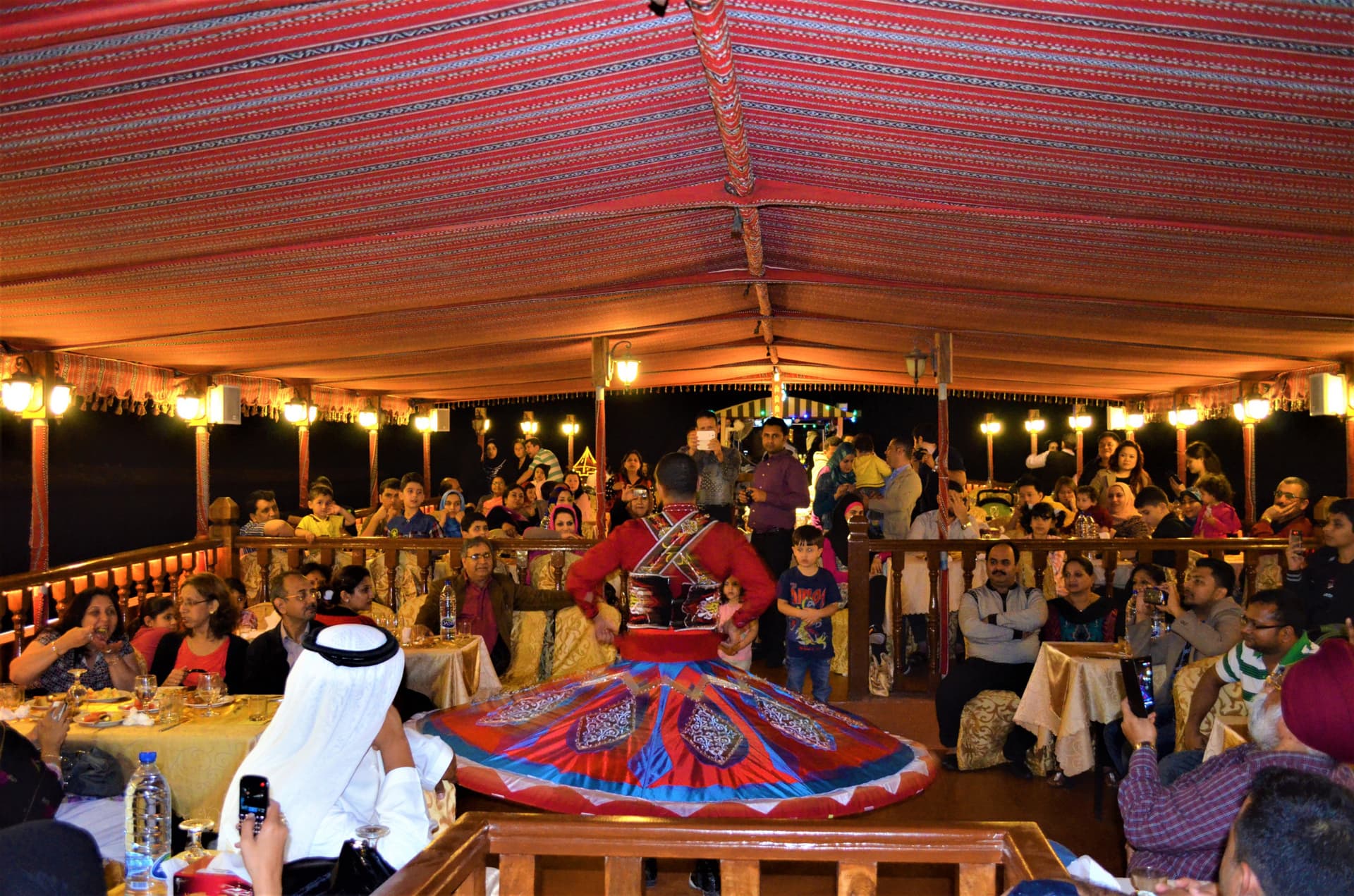 Crucero en dhow por Dubái con cena y entretenimiento en vivo - imagen 3
