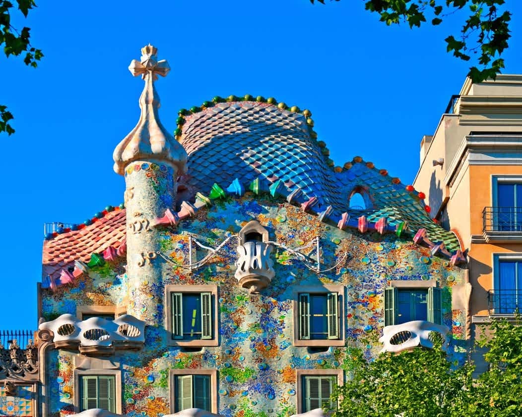 Barcelona Highlights: Sagrada Familia and Gaudi Houses Guided Tour in English, Mandarin, Korean - image 5